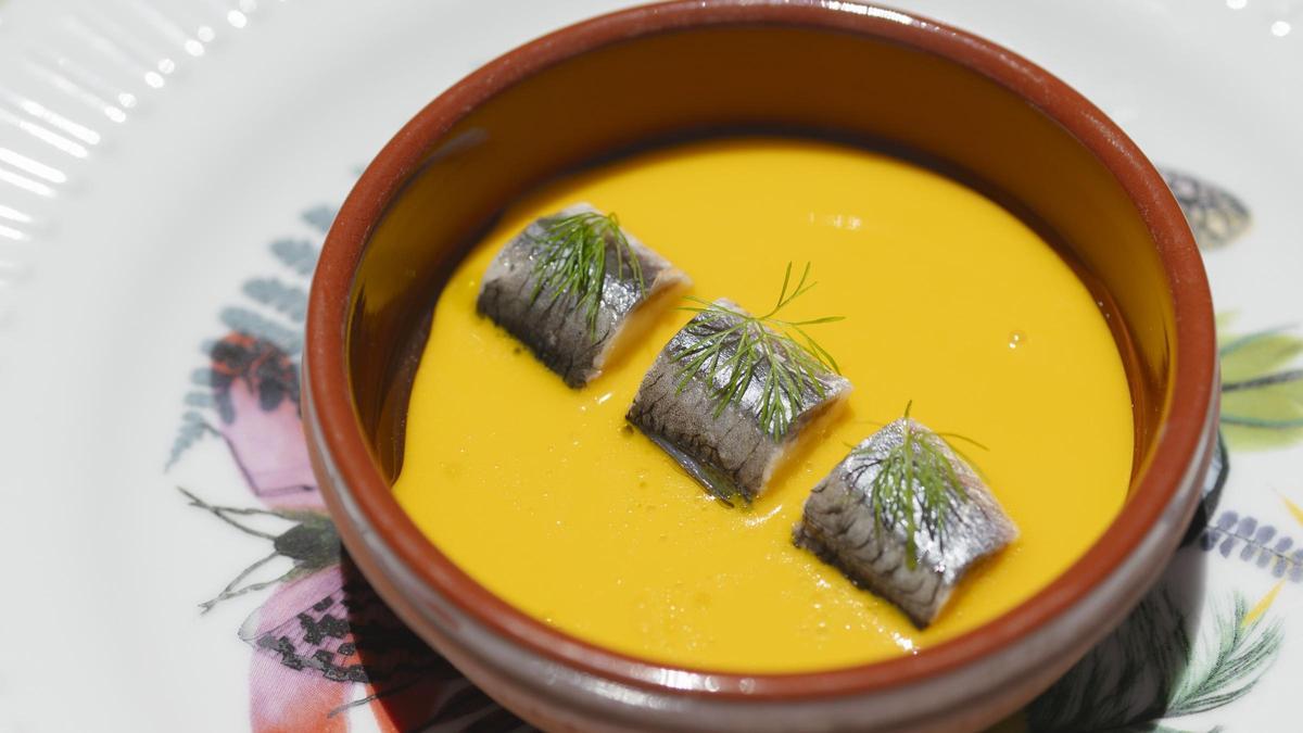 El boquerón en vinagre con sopa fría de zanahoria 'encominá' de Lú.