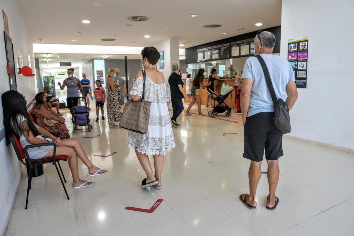 Afluencia de pacientes en uno de los centros de salud de Alicante