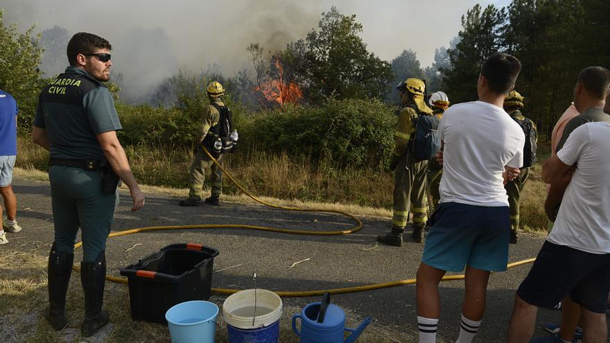 Alarma en Ourense y Pontevedra por dos incendios que avanzan muy cerca de zonas pobladas