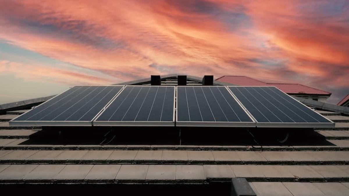 Con las placas solares puedes reducir tu factura de luz en segundas viviendas