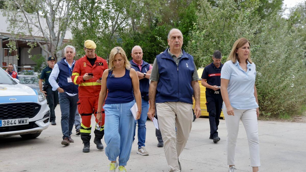 Pilar Bernabé, Juan Carlos Valderrama y María José Catalá, tras una reunión del Cecopi por el incendio del Saler.