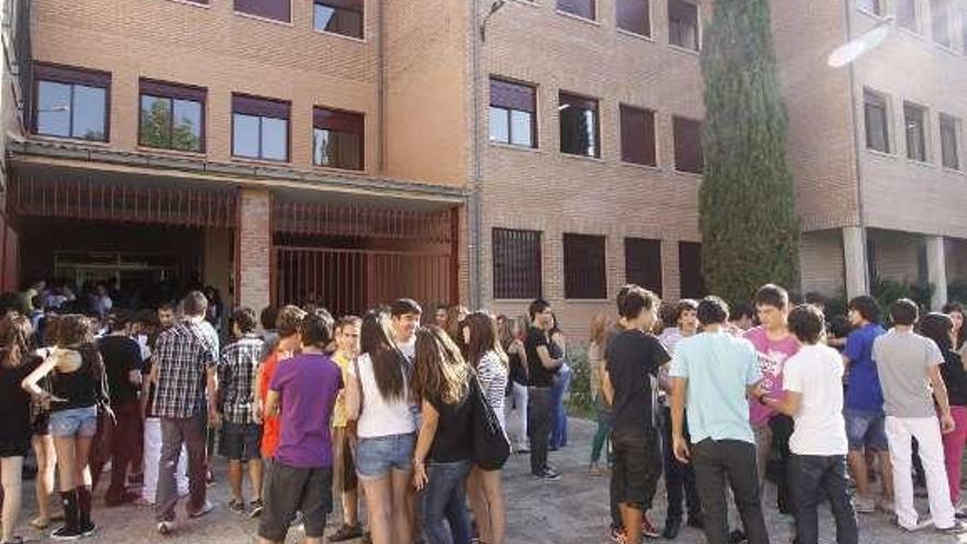 Entrada del instituto Maestro Haedo al inicio de curso.