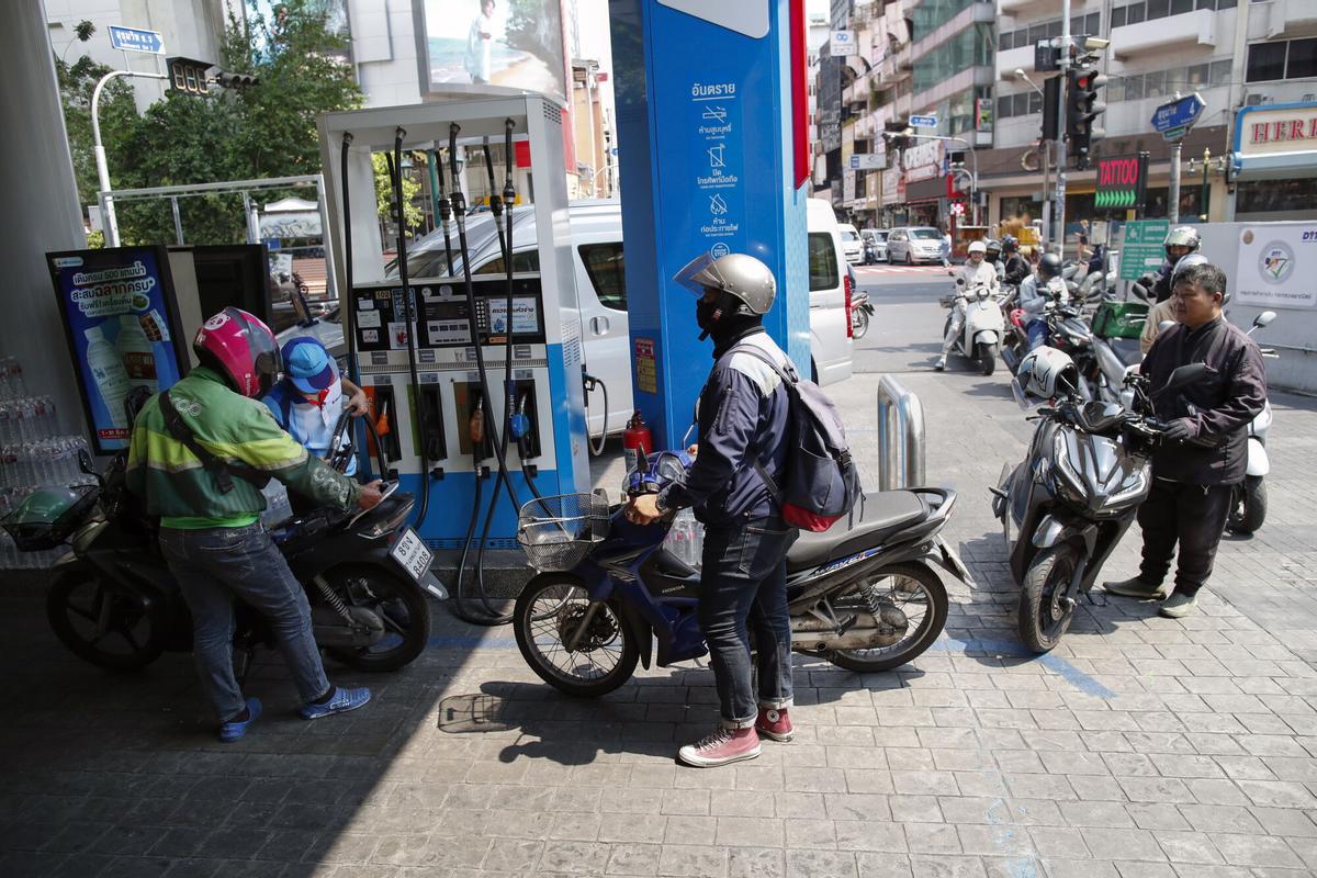 Motoristas hacen cola para repostar en una gasolinera de Bangkok, Tailandia, el 26 de marzo de 2026. Los precios del combustible en Tailandia se dispararon tras la escalada del conflicto en Oriente Medio
