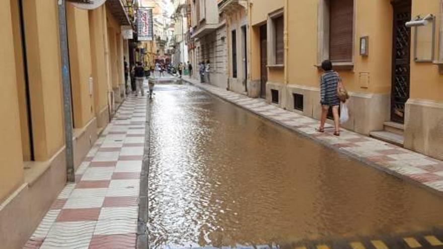 Imatge del carrer Sant Domènec, parcialment inundat.