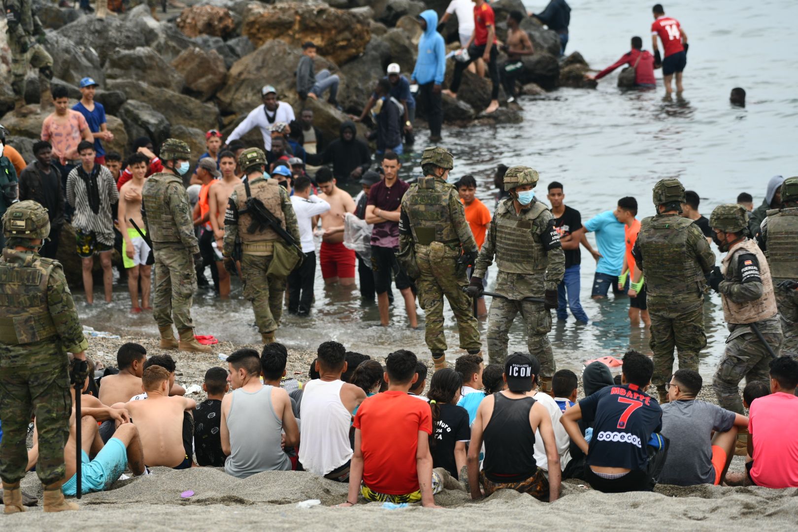 Militares del ejército español vigilan durante las devoluciones en caliente que efectúan a los migrantes que entraban en Ceuta procedente de Marruecos, a 18 de mayo de 2021.