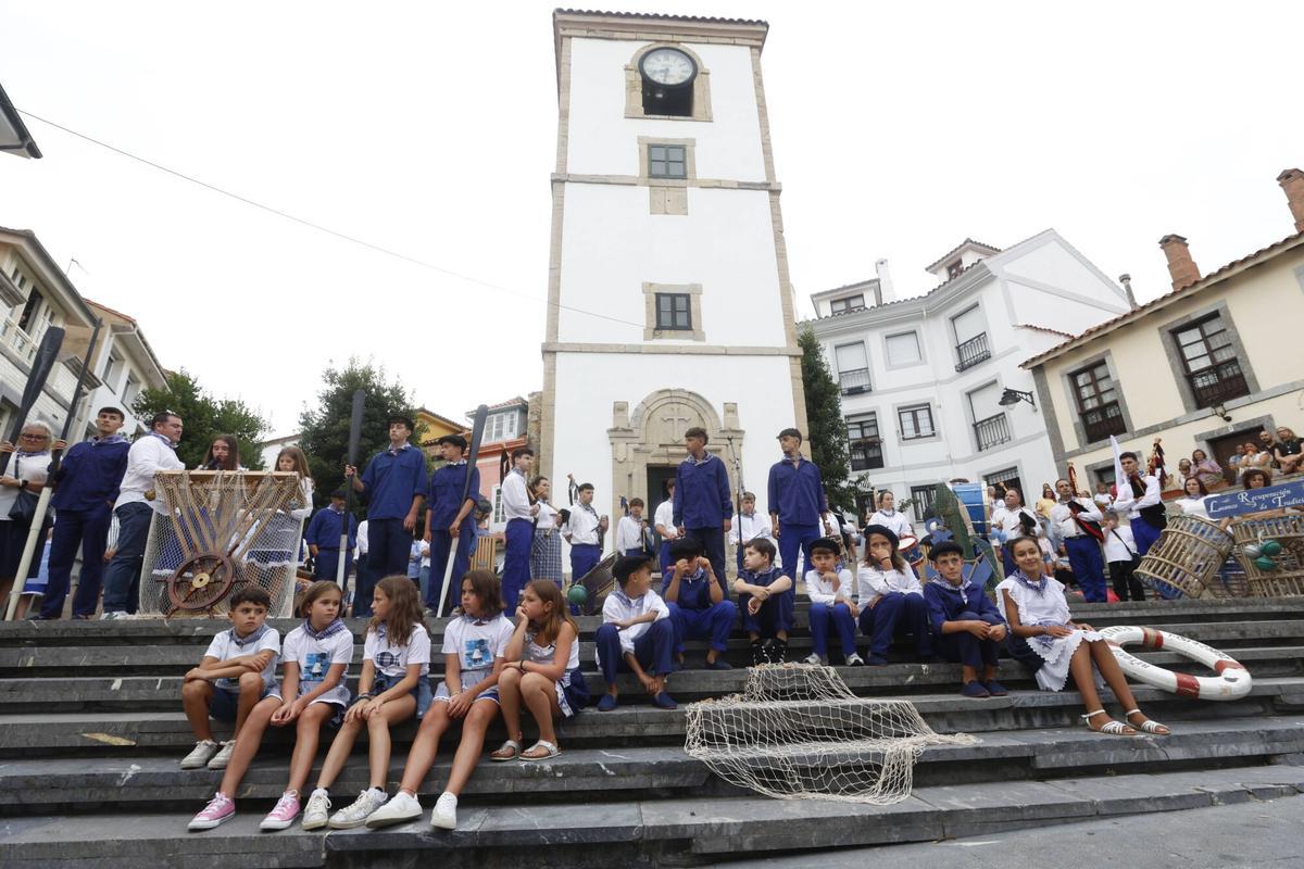 EN IMÁGENES: Pasacalles marinero por las fiestas del Carmen de Luanco.