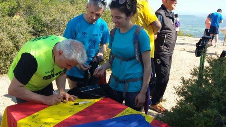 Collbaix llueix la nova estelada enmig d&#039;una matinal festiva