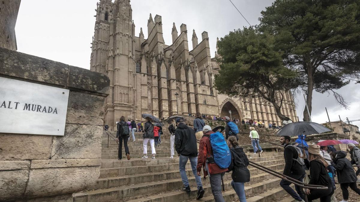 La lluvia colapsa Palma por la llegada masiva de turistas