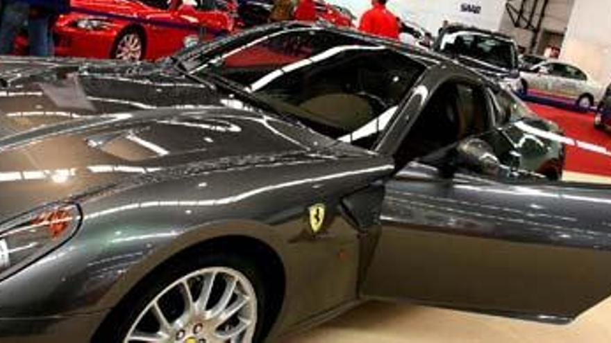 La última propuesta de Ferrari, el 599 GTB Fiorano, diseñado por Pininfarina, que alcanza los 330 kilómetros por hora y con un coste aproximado de 300.506 euros, en la inauguración de la XVI edición del Salón del Automóvil de Vigo , que abre sus puertas desde hoy hasta el seis de mayo, en el instituto ferial de la ciudad para mostrar las últimas novedades de más de 35 marcas de coches.