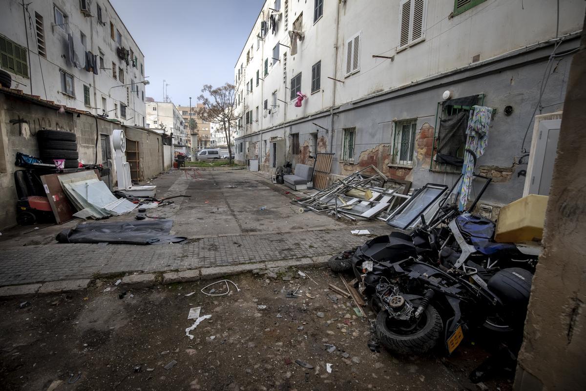 Muebles y vehículos abandonados se amontonan junto a las casas.