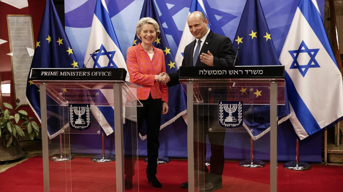 Von Der Leyen y Naftali Bennett.