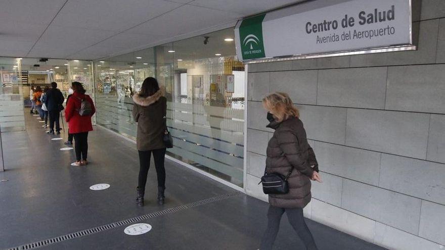 Cola para acceder a los consultas médicas, en el centro de salud de la avenida del Aeropuerto.