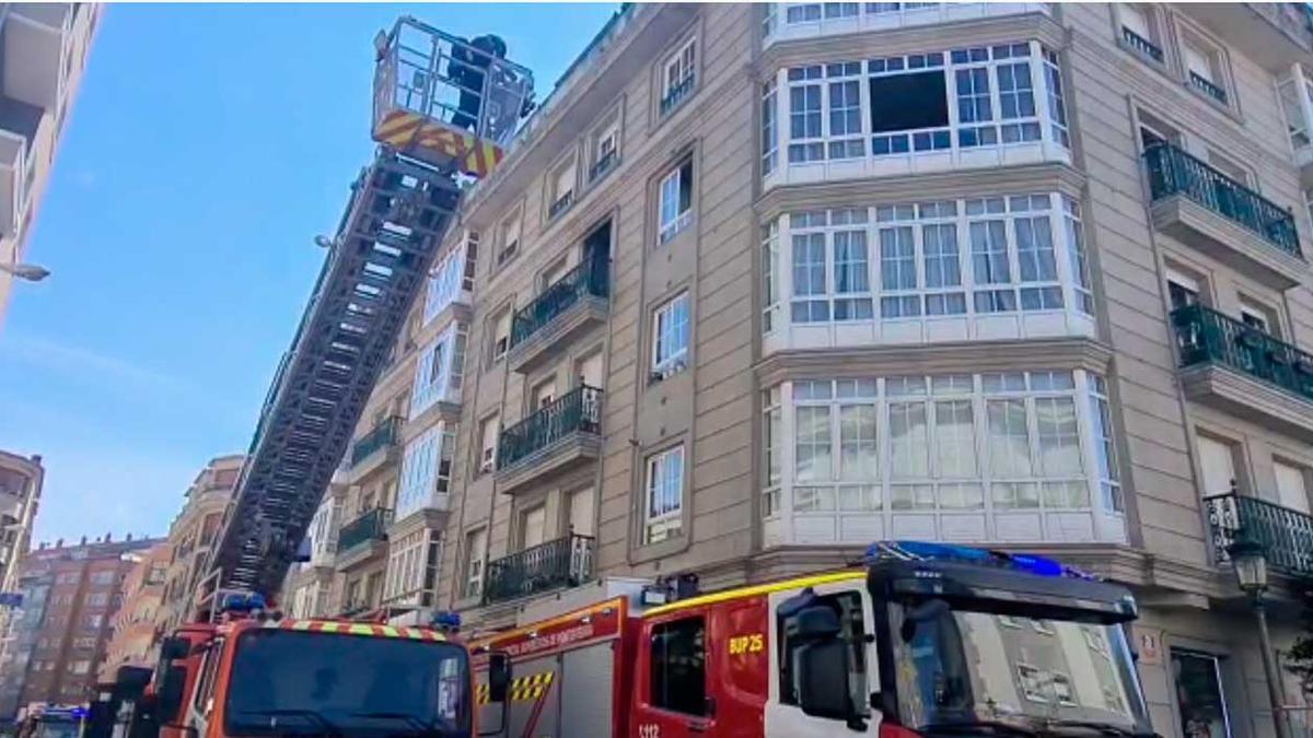 Los bomberos acceden con la escalera al interior de la vivienda de Vilagarcía