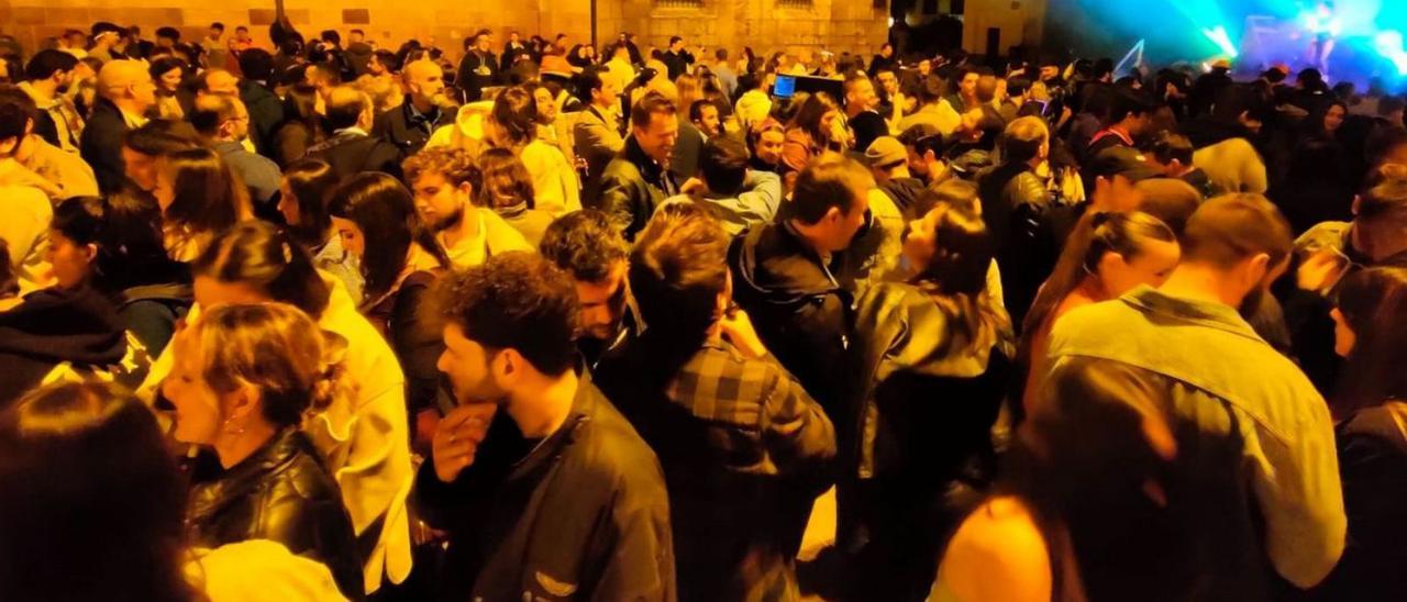 Ambiente en la Corrada del Obispo durante la verbena nocturna del viernes en las fiestas del Antiguo. | LNE