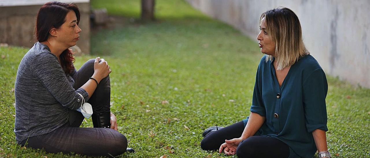 La psicóloga Sara Rivas (izq.) y la educadora social Xusa Leal (der.), en un parque de València.  | GERMAN CABALLERO