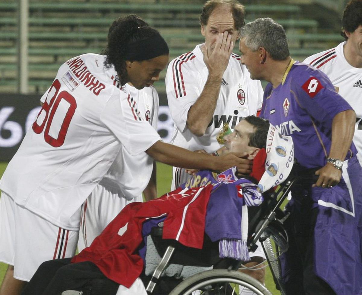 Borgonovo, saludado por Ronaldinho en presencia de Roberto Baggio (d.) y Baresi, en un partido benéfico en Italia. | L. Galassi
