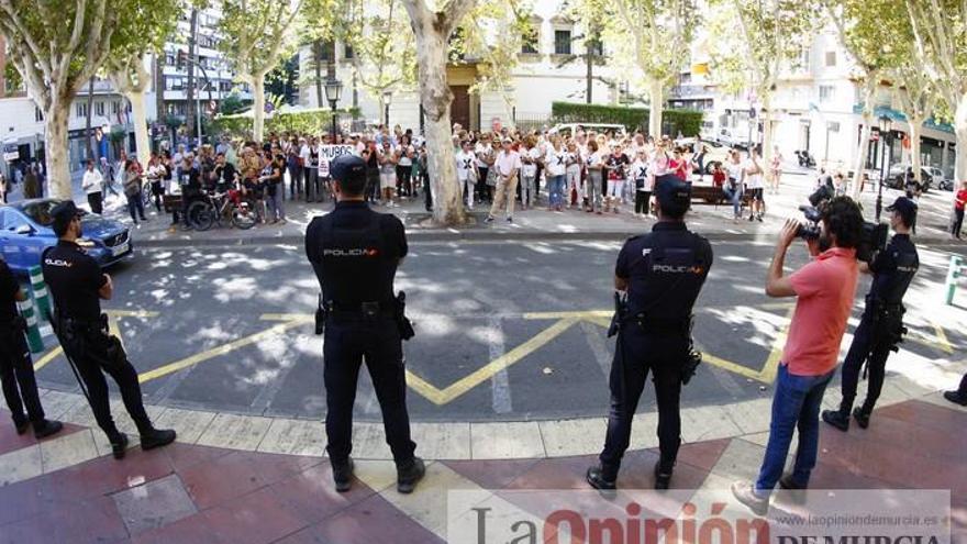 Protesta ante la Delegación del Gobierno por el Soterramiento