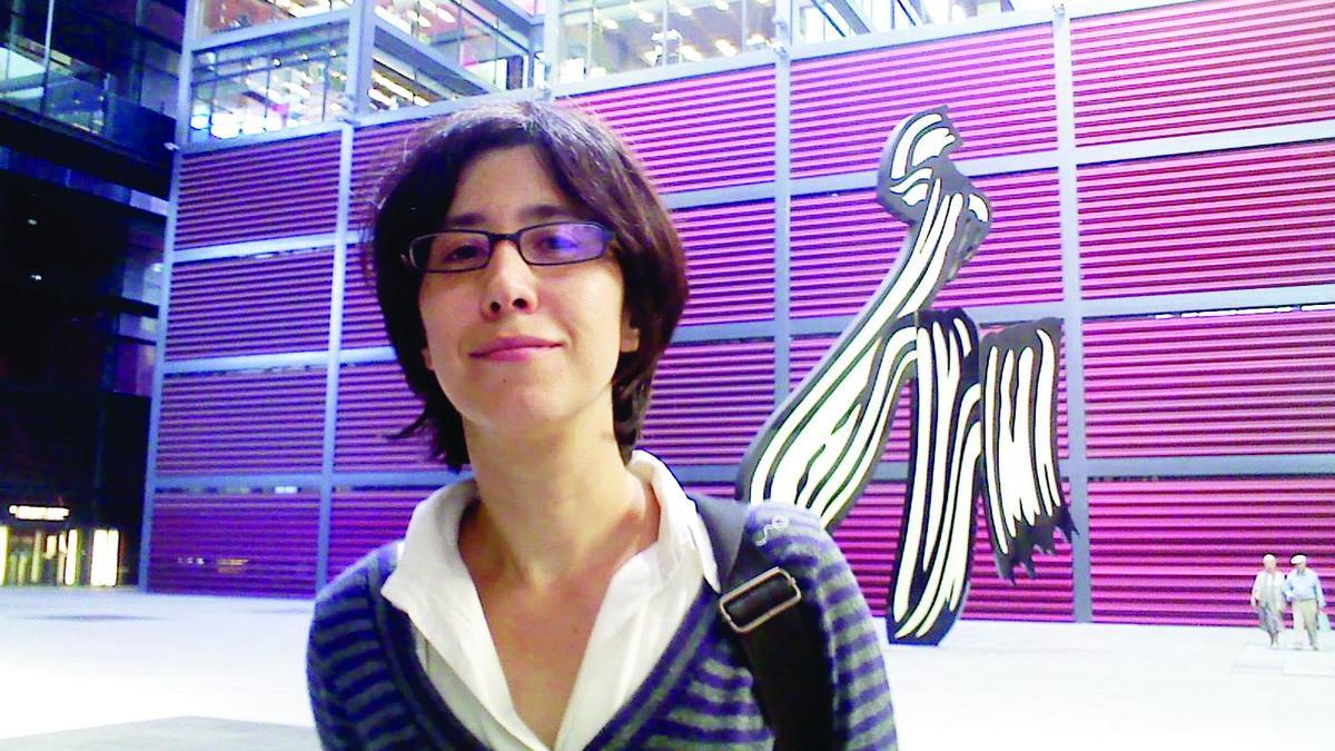 Rebeca García Nieto, ante el Museo Reina Sofía de Madrid. / El Correo