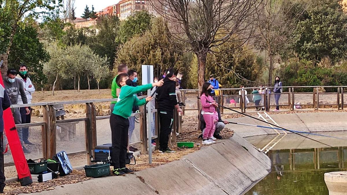 Los niños disfrutan de la pesca en un curso celebrado anteriormente.