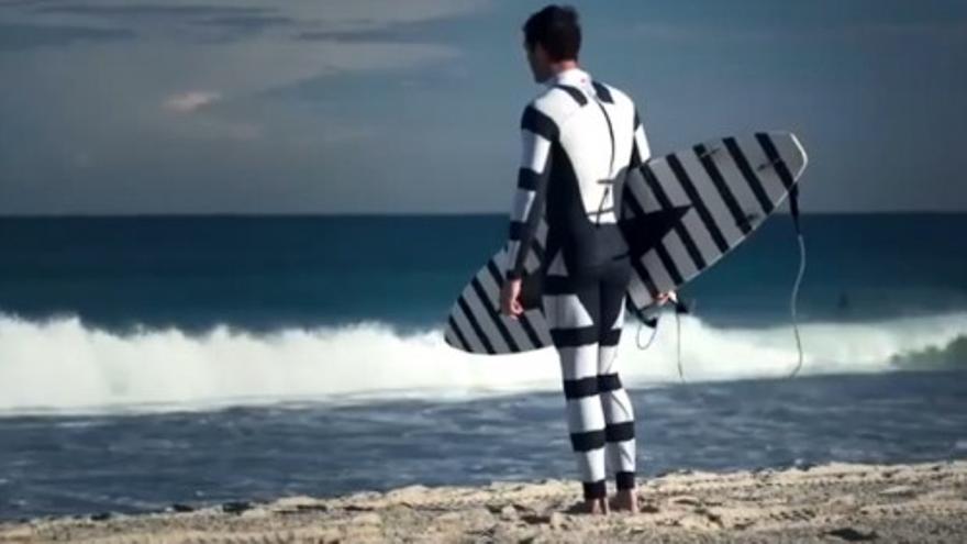 Surfistas invisibles ante los tiburones gracias a un traje