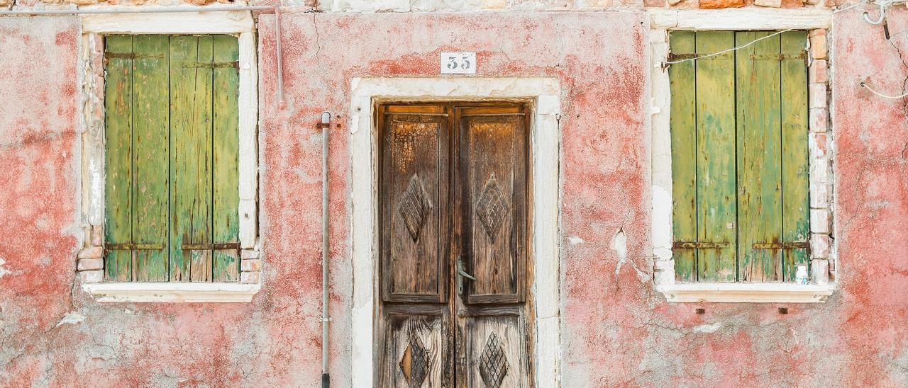 Puertas y ventanas cerradas en una imagen de archivo.