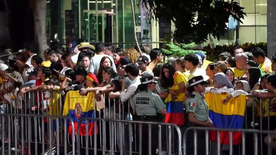 La selección de Colombia llega a Guadalajara en ambiente festivo promovido por su afición