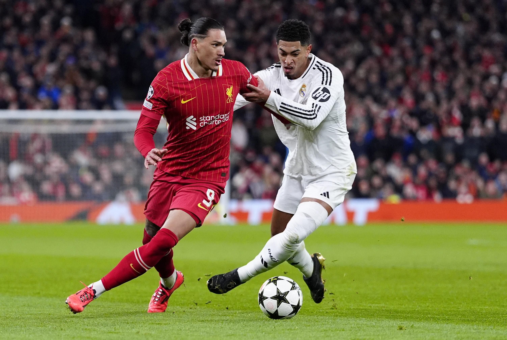 27 November 2024, United Kingdom, Liverpool: Liverpool's Darwin Nunez (L) and Real Madrid's Jude Bellingham battle for the ball during the UEFA Champions League soccer match between Liverpool and Real Madrid at Anfield. Photo: Peter Byrne/PA Wire/dpa 27/11/2024 ONLY FOR USE IN SPAIN. Peter Byrne/PA Wire/dpa;Sports;soccer;football;sports;UEFA Champions League - Liverpool vs Real Madrid;