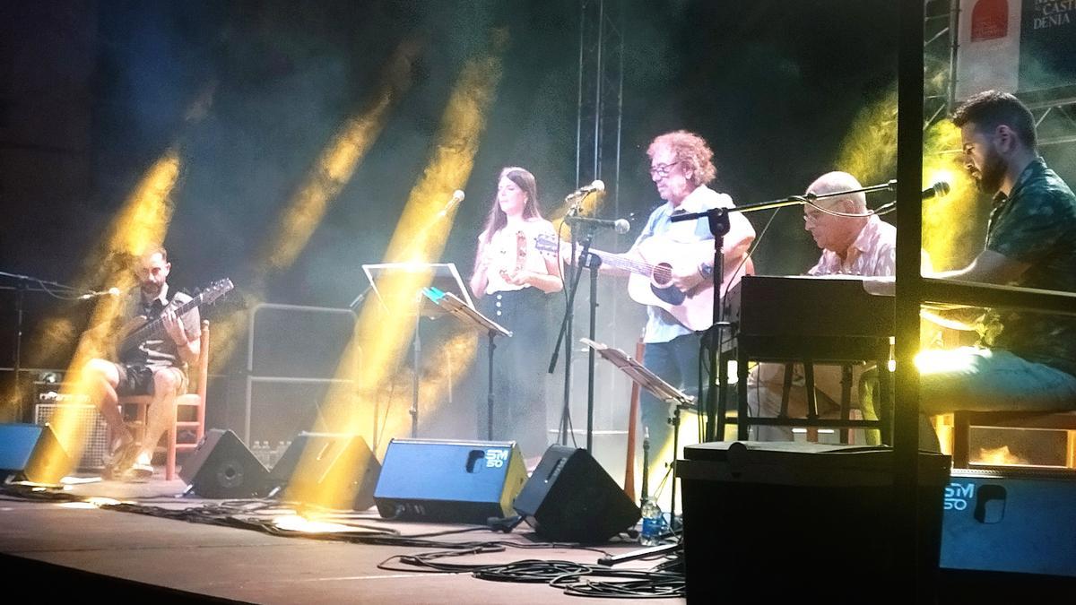 Noèlia Llorens y Miquel Gil junto a sus músicos en el concierto de anoche en el Castell de Dénia