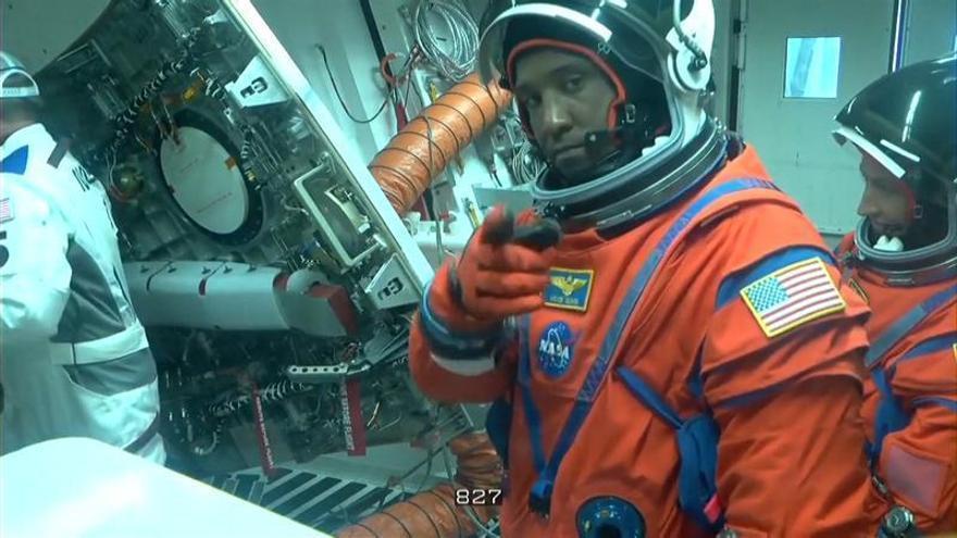 Los astronautas de la Artemis II entran en la cápsula Orión antes del lanzamiento a la Luna