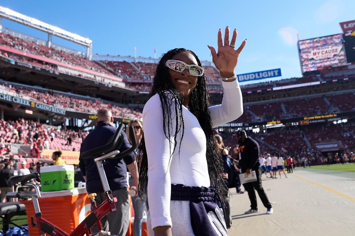 Simone Biles, en el Levi’s Stadium de California, antes de un partido entre los San Francisco 49ers y los Chicago Bears, equipo en el que juega su marido, Jonathan Owens.