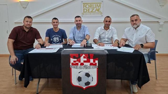 Un instante de la asamblea de la Escola de Fútbol Lalín celebrada en el Forum Dezae. |