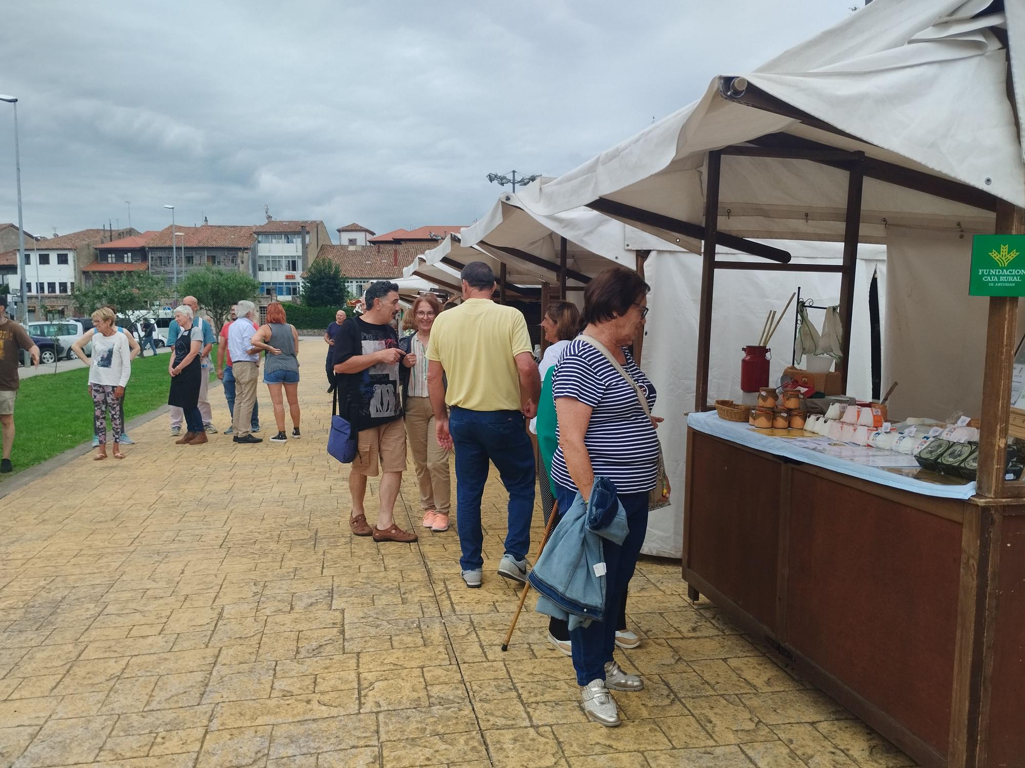 Villaviciosa esquiva la lluvia en el Mercado Artesano y Ecológico, en imágenes