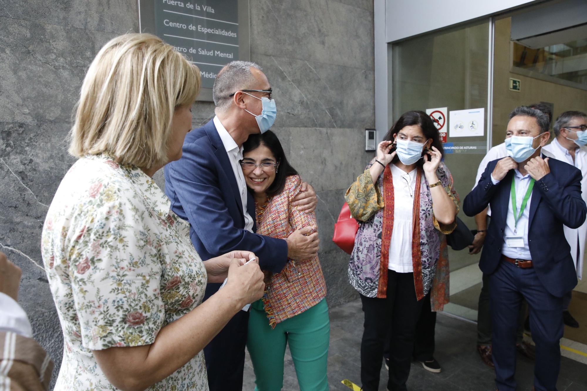 En imágenes: La ministra de Sanidad, Carolina Darias, de visita en Gijón