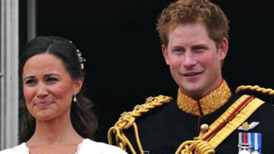 Pippa Middleton y el príncipe Enrique, en el balcón de Buckingham Palace