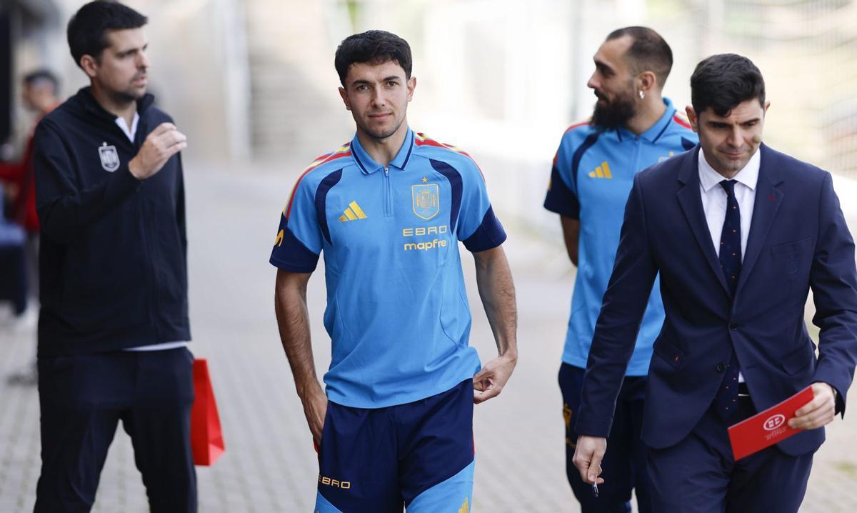 Martín Zubimendi  abandona la Ciudad del Fútbol de Las Rozas por molestias en su rodilla derecha. | EFE
