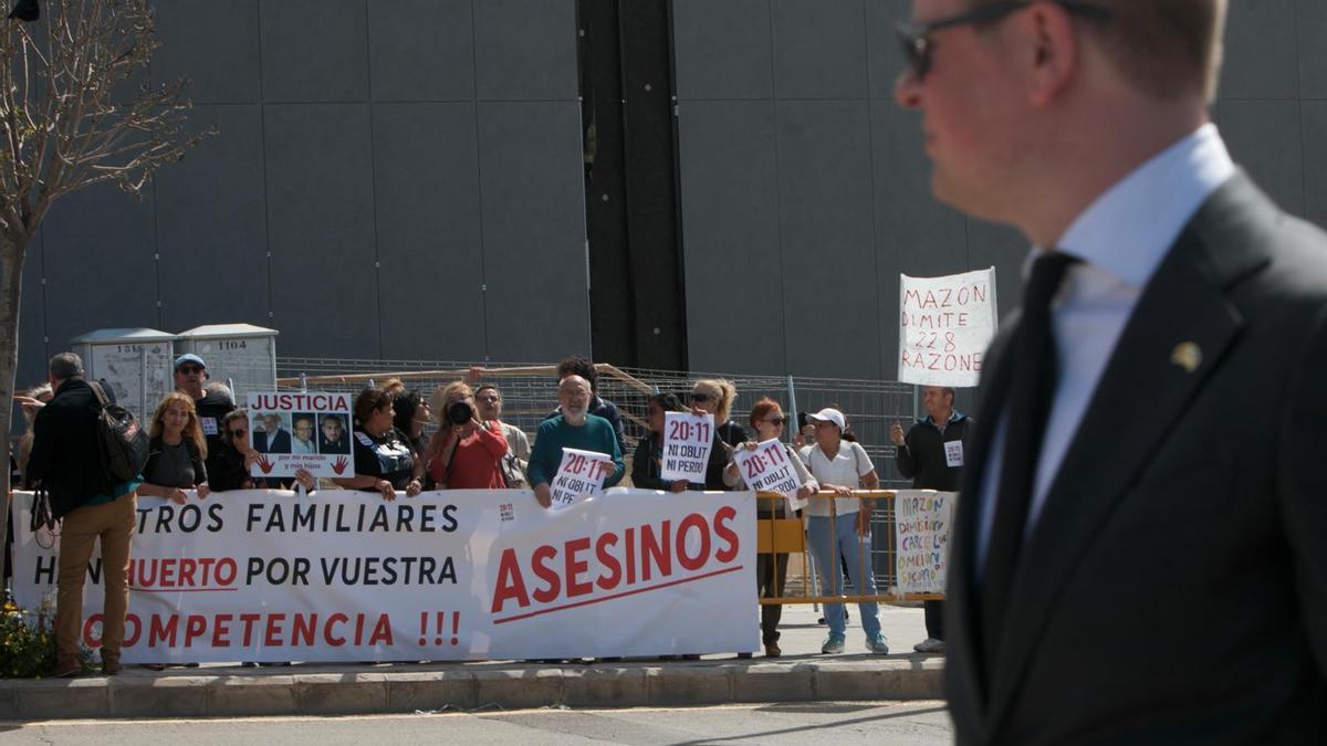Familiares de las víctimas de la dana protestan a las puertas del congreso del PP europeo, este martes.