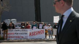 Familiares de las víctimas de la dana protestan a las puertas del congreso del PP europeo, este martes.