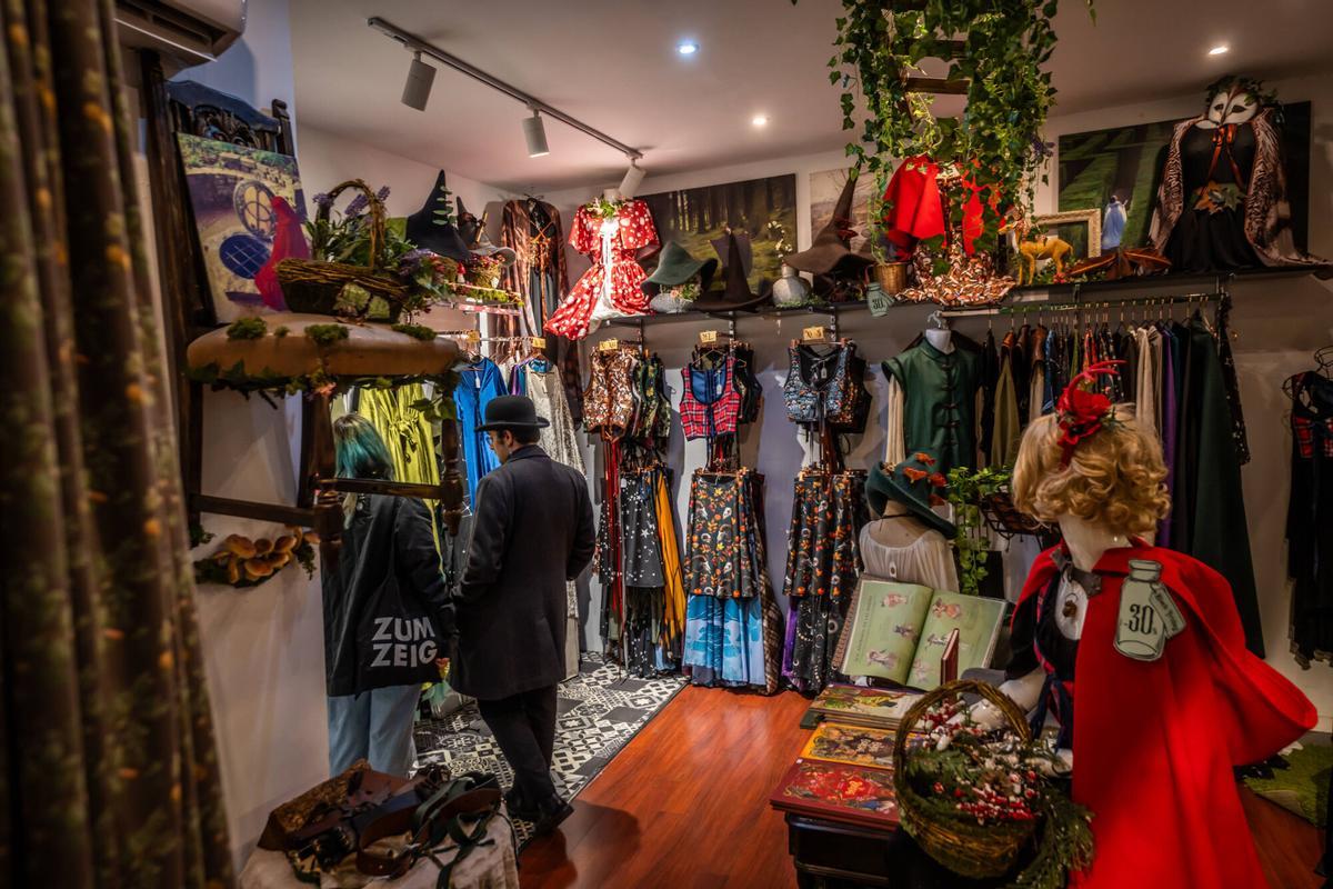 Tiendas y compradores de las Galeries Maldà en vísperas de la Navidad 2024