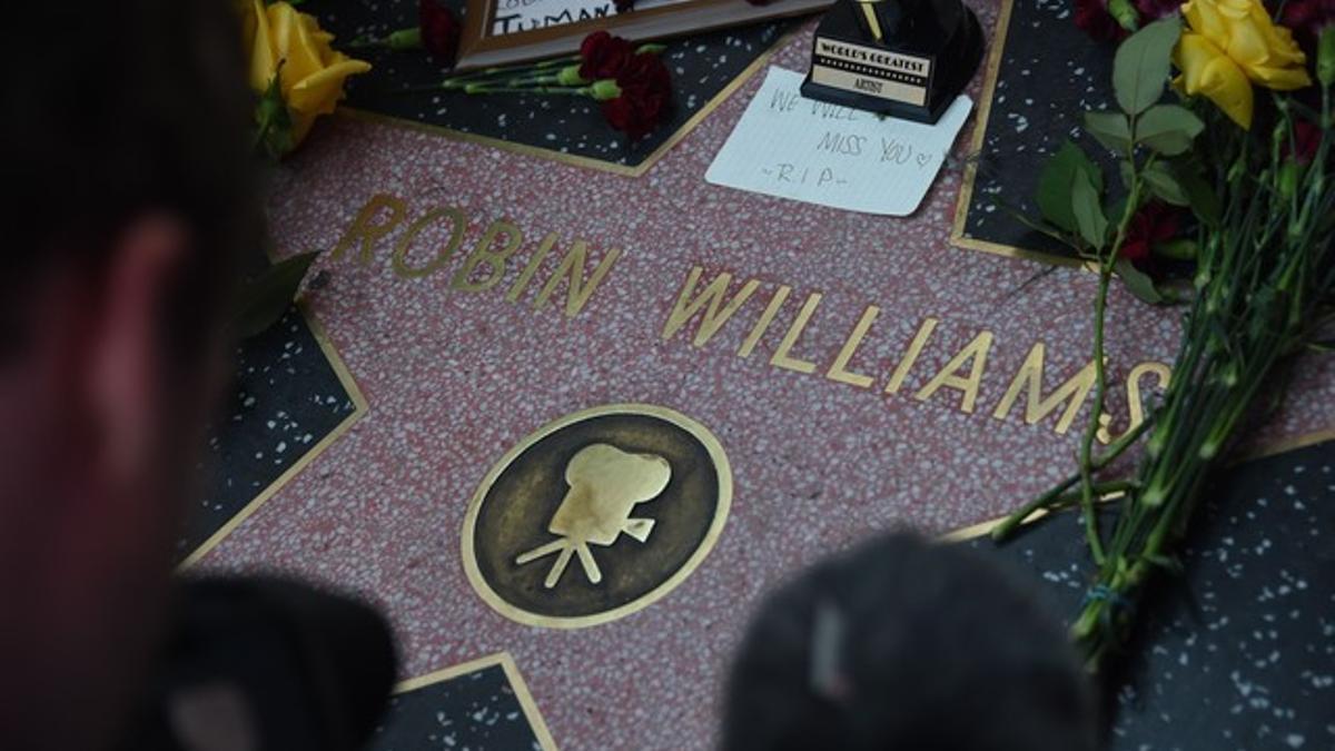 Flores y recordatorios dejados for fans en la estrella de Robin Williams en Hollywood, California, el 11 de agosto de 2014, tras la noticia de su muerte a los 63 años.