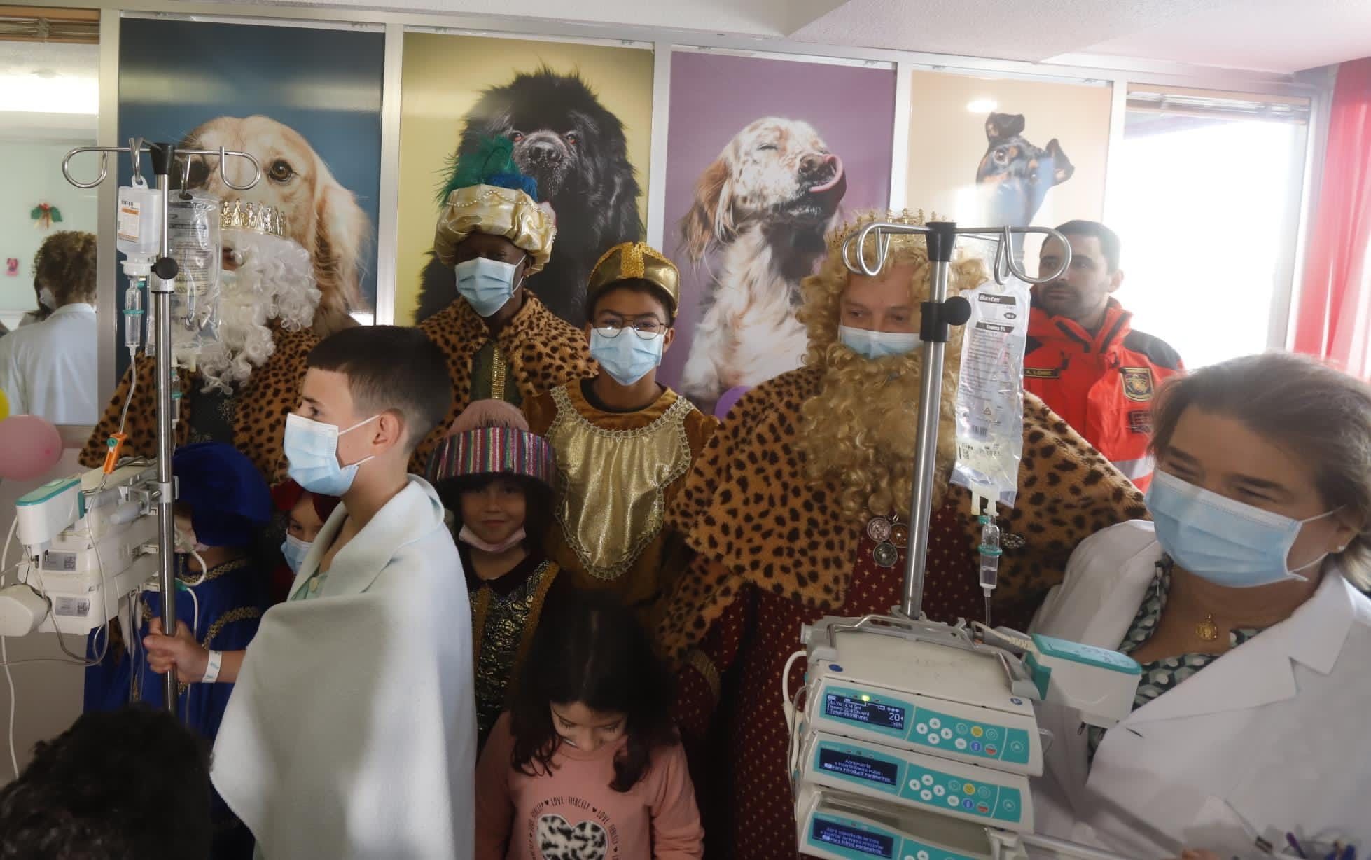 En imágenes | Los Reyes Magos visitan el hospital Infantil de Zaragoza