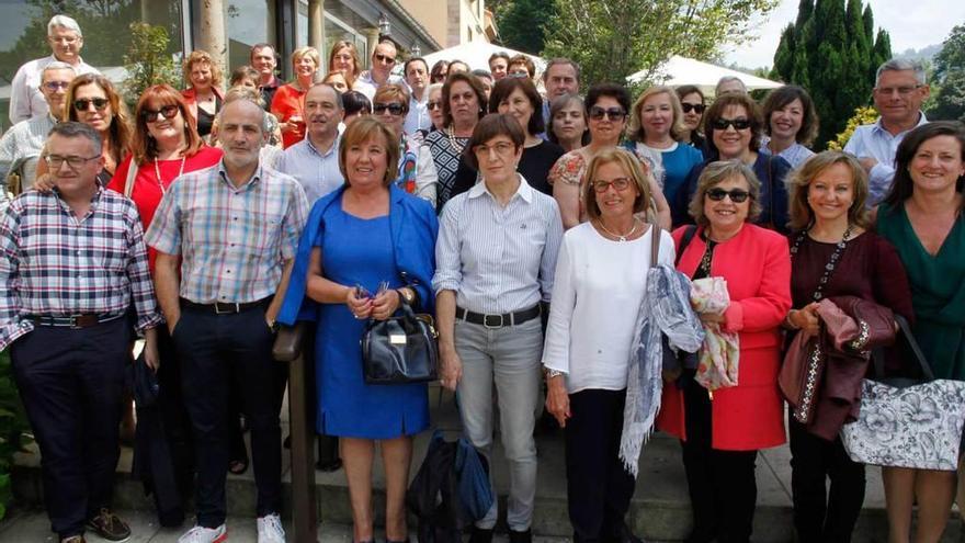 María Ángeles Leivas López, tercera por la izquierda, con sus compañeros, antes de la comida de homenaje.