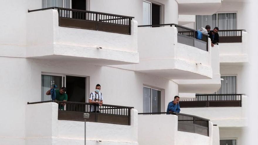 Migraciones apura el desalojo de los hoteles donde quedan 800 migrantes