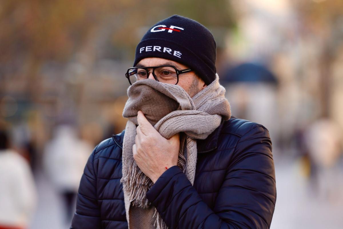 Imagen de un hombre protegiéndose del frío.