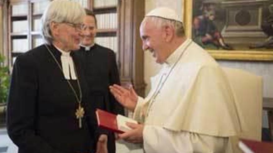 La obispa primada de la Iglesia de Suecia, Antje Jackelén, junto a Francisco, el pasado mayo en el Vaticano.