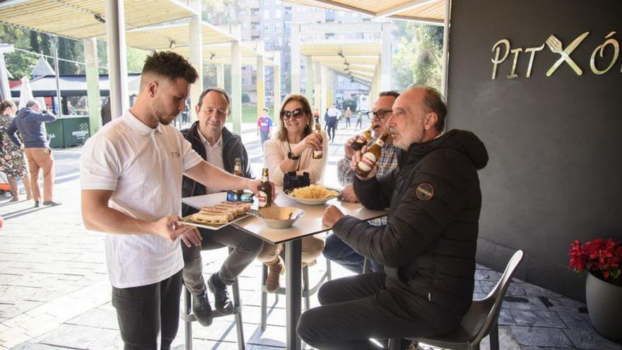 Un grupo de personas toma un aperitivo en el nuevo local. | IVÁN URQUÍZAR.