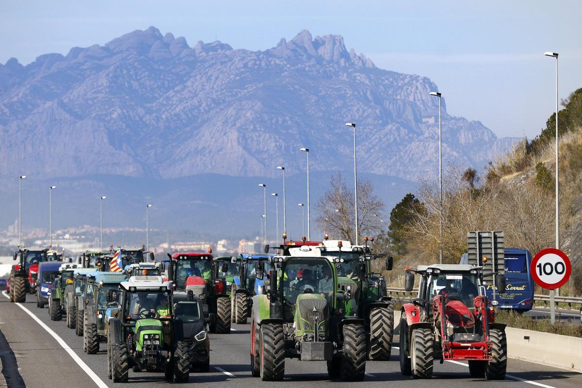 Decenas de tractores circulan por la A-2 camino de Barcelona