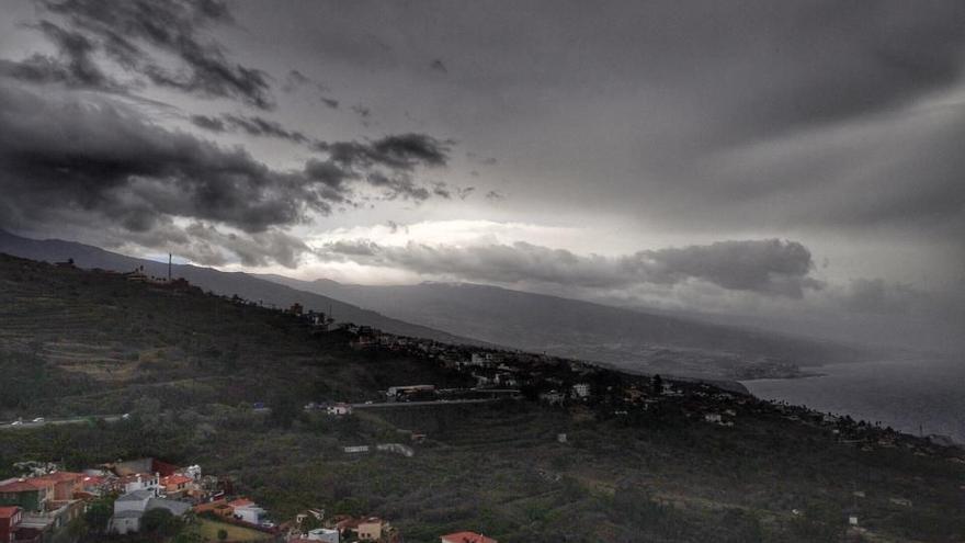 La lluvia llega a Tenerife, que espera fuertes vientos