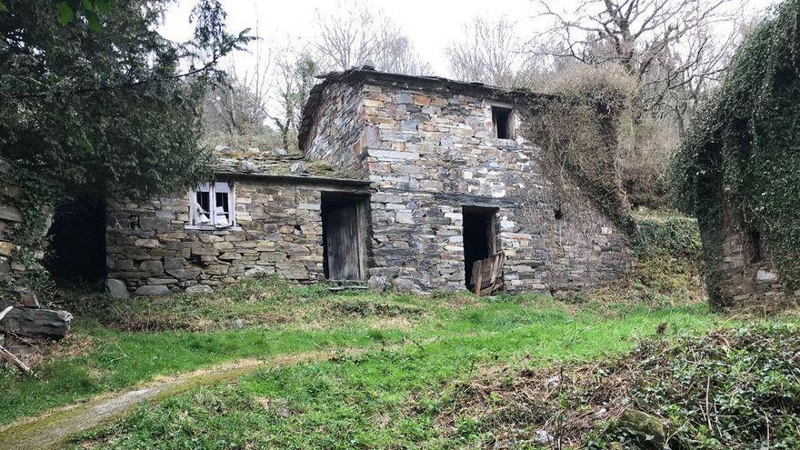 Una casa en una de las aldeas a la venta en Asturias.