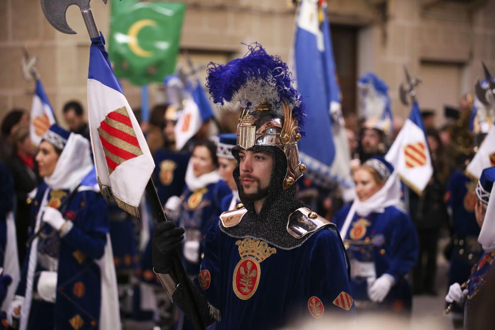 El desfile de La Entrada da la bienvenida a los Moros y Cristianos de Sax