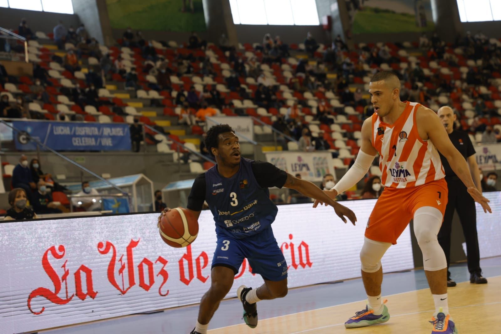 Las mejores imágenes del enfrentamiento entre el Leyma Coruña y el Liberbank Oviedo Baloncesto